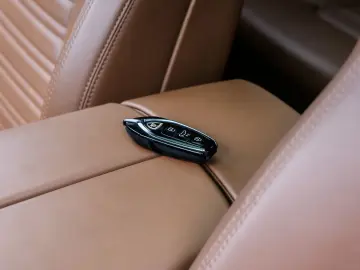LAMBORGHINI Urus SE Bianco Sapphirus  Panoramic Roof