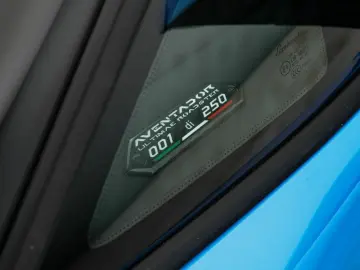 LAMBORGHINI Aventador Ultimae Roadster limited 250 pieces
