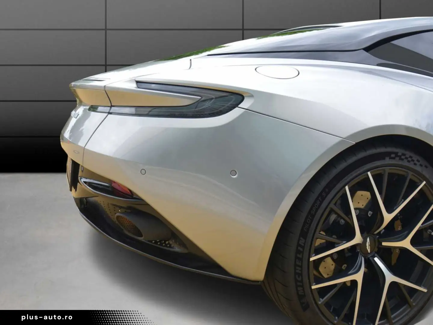 ASTON MARTIN DB12 Coupe