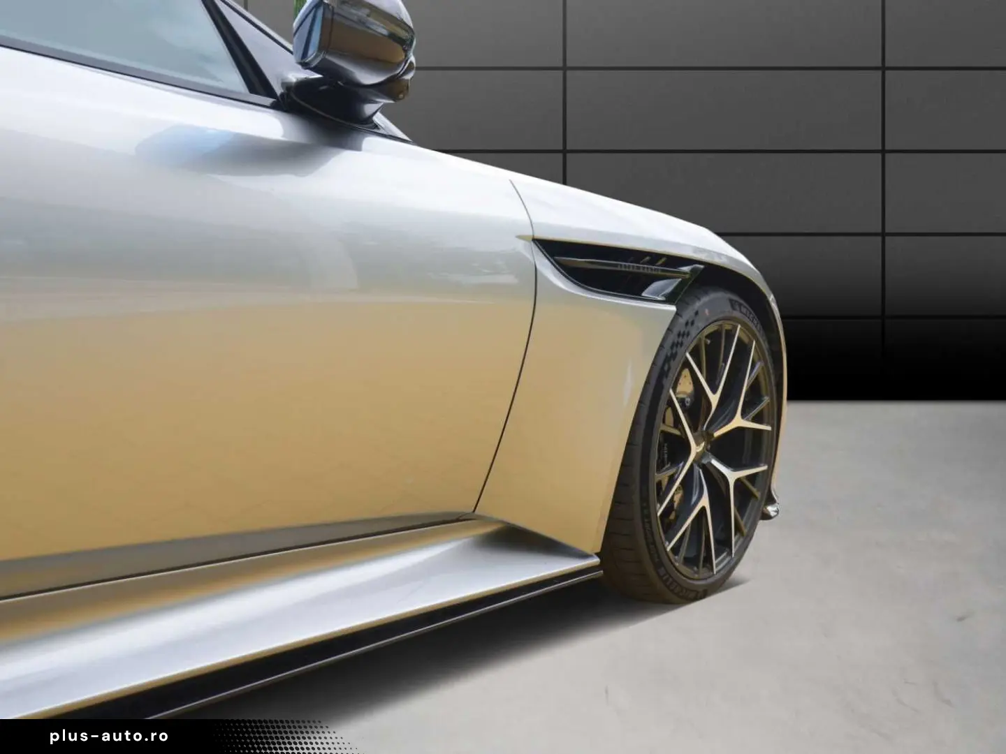 ASTON MARTIN DB12 Coupe