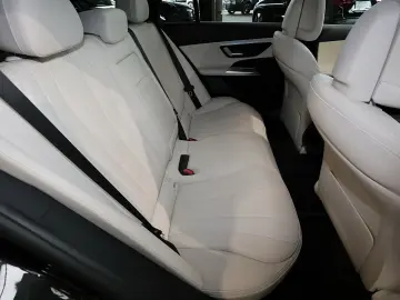 MERCEDES-BENZ E 300 e T Advanced Plus PANO AHK HUD L…