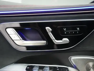 MERCEDES-BENZ EQE 53 4Matic Superscreen Leder Distro…