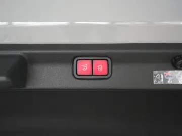 MERCEDES-BENZ EQE 53 4Matic Superscreen Leder Distro…