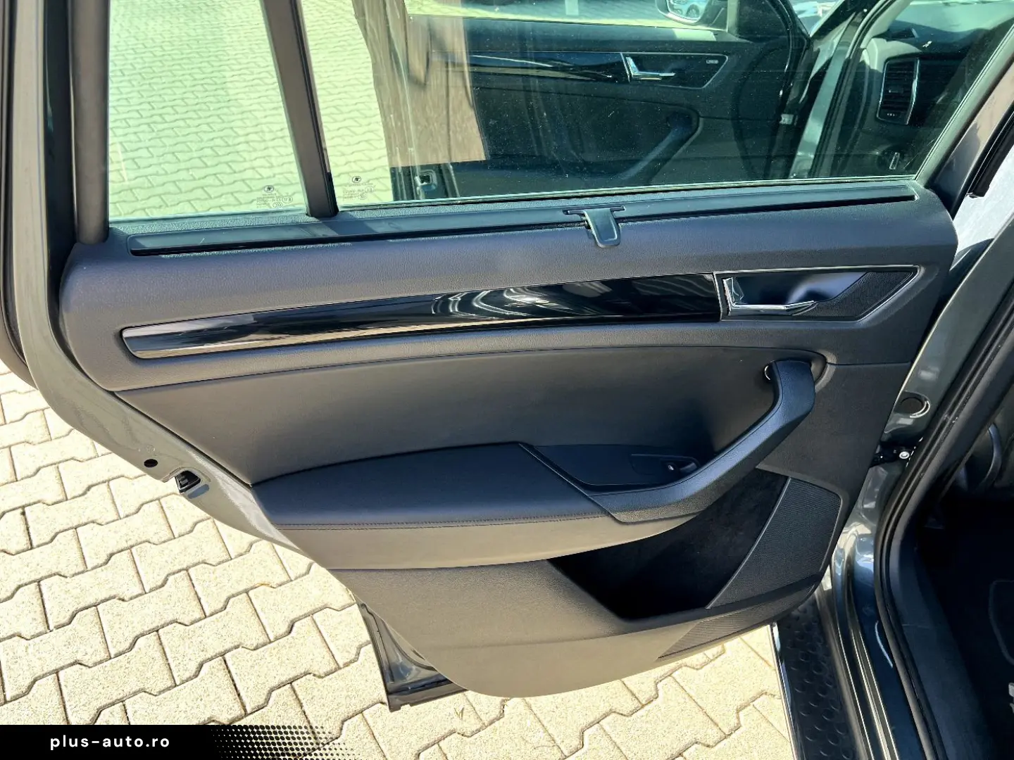 SKODA Kodiaq 2.0 TDI L&K 4x4  LED Navi AHK ACC Pano SH