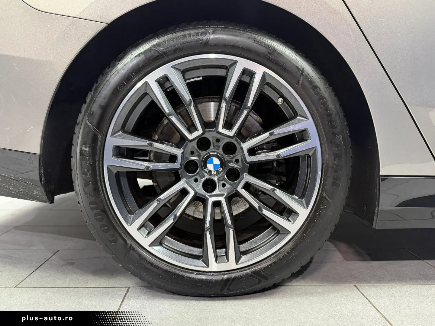 BMW 520i M SPORT H&K 360  INDIVIDUAL GESTIK SHADOW