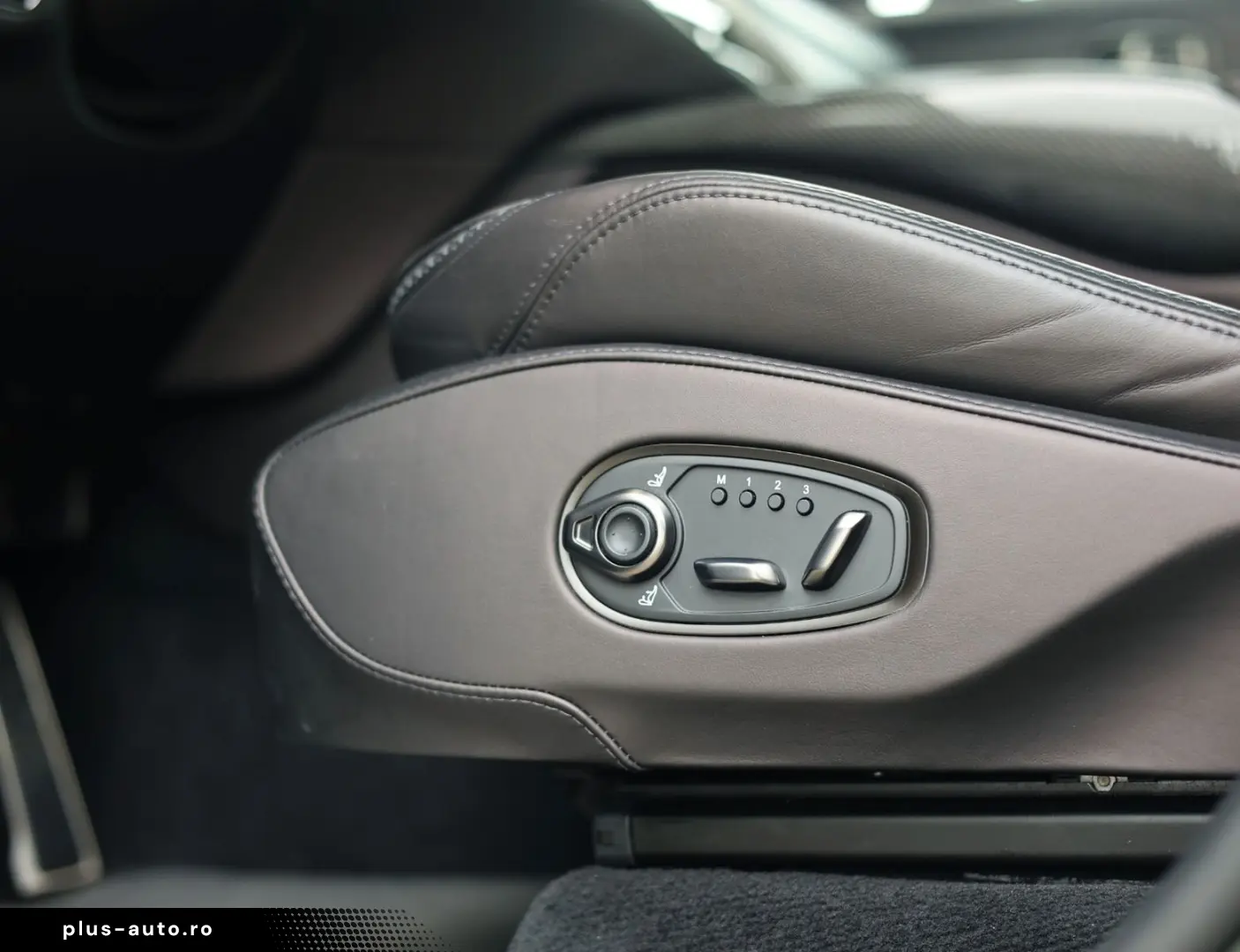 ASTON MARTIN DBX 4.0 V8   Pano - Scheckheft