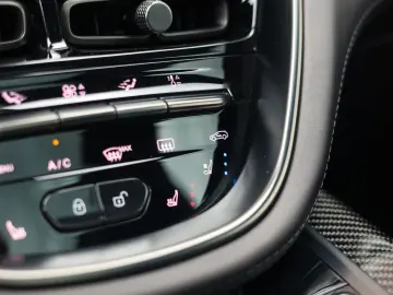 ASTON MARTIN DBX 4.0 V8   Pano - Scheckheft