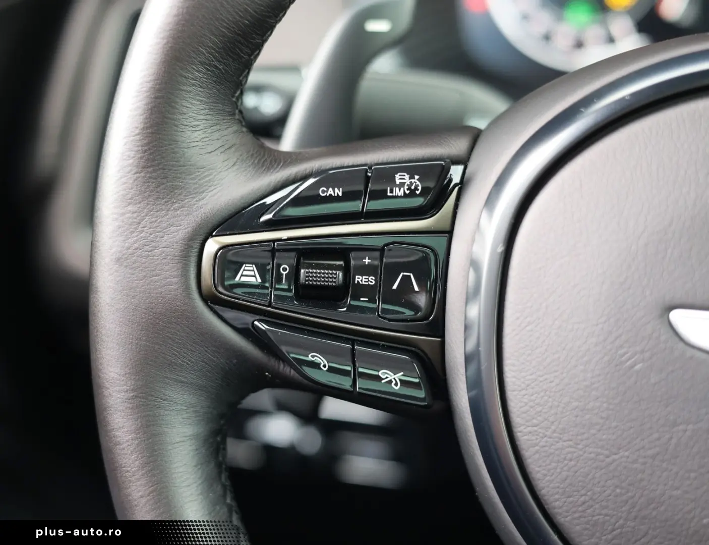 ASTON MARTIN DBX 4.0 V8   Pano - Scheckheft