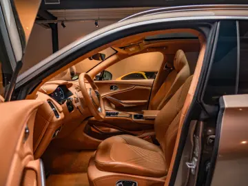 ASTON MARTIN DBX 4.0 V8