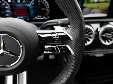 MERCEDES-BENZ A 250 e AMG-Sport Pano Burm AHK Night …