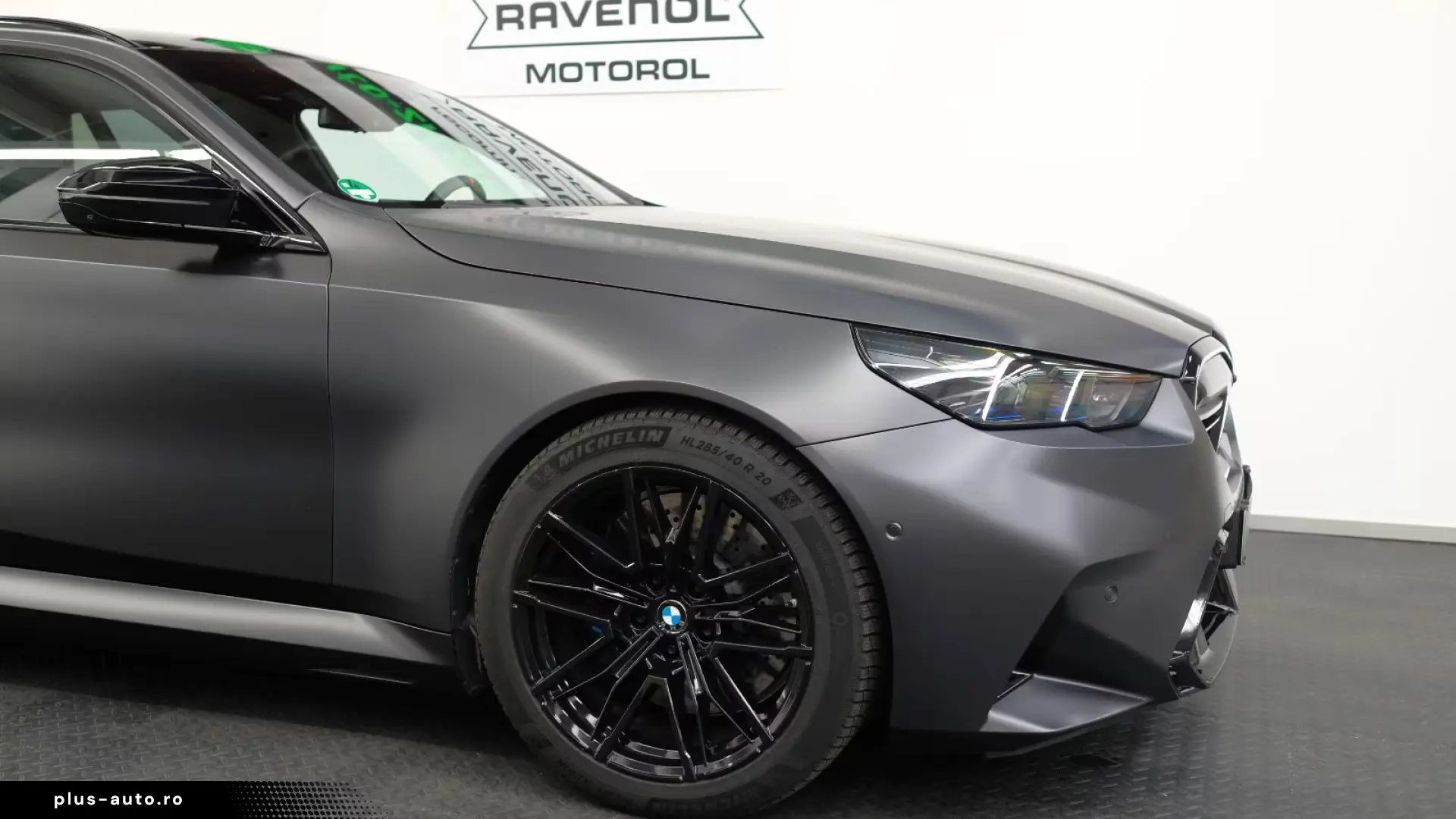 BMW M5 Touring CARBON GLOW B&W DRIVER MATT