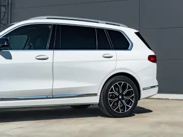 BMW X7 xDrive40i 7Sitzer Massage Pano HUD LED H&K