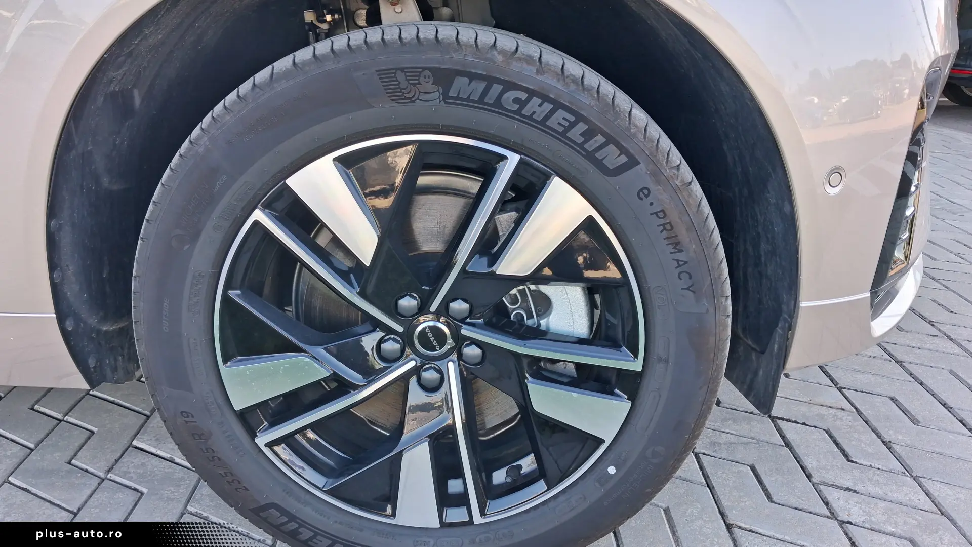 Volvo XC60 PLUS DARK T6 AT8 EAWD