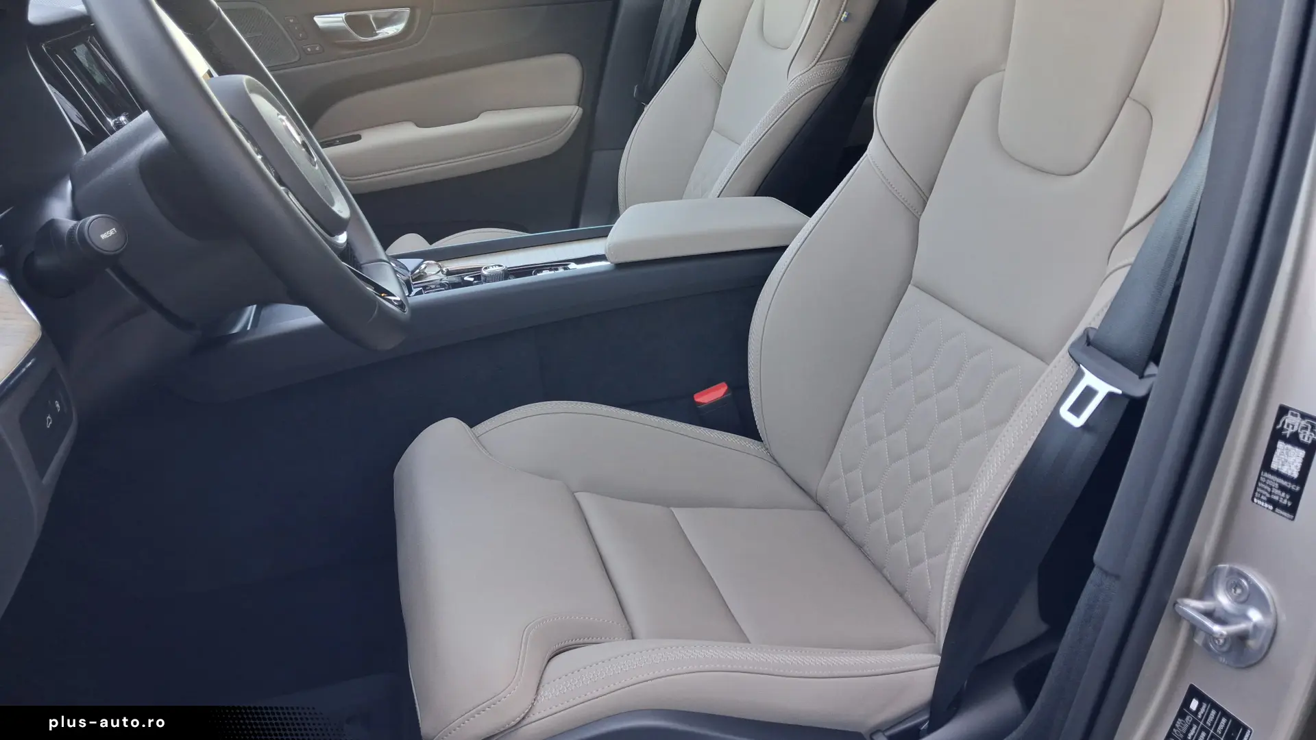 Volvo XC60 PLUS DARK T6 AT8 EAWD