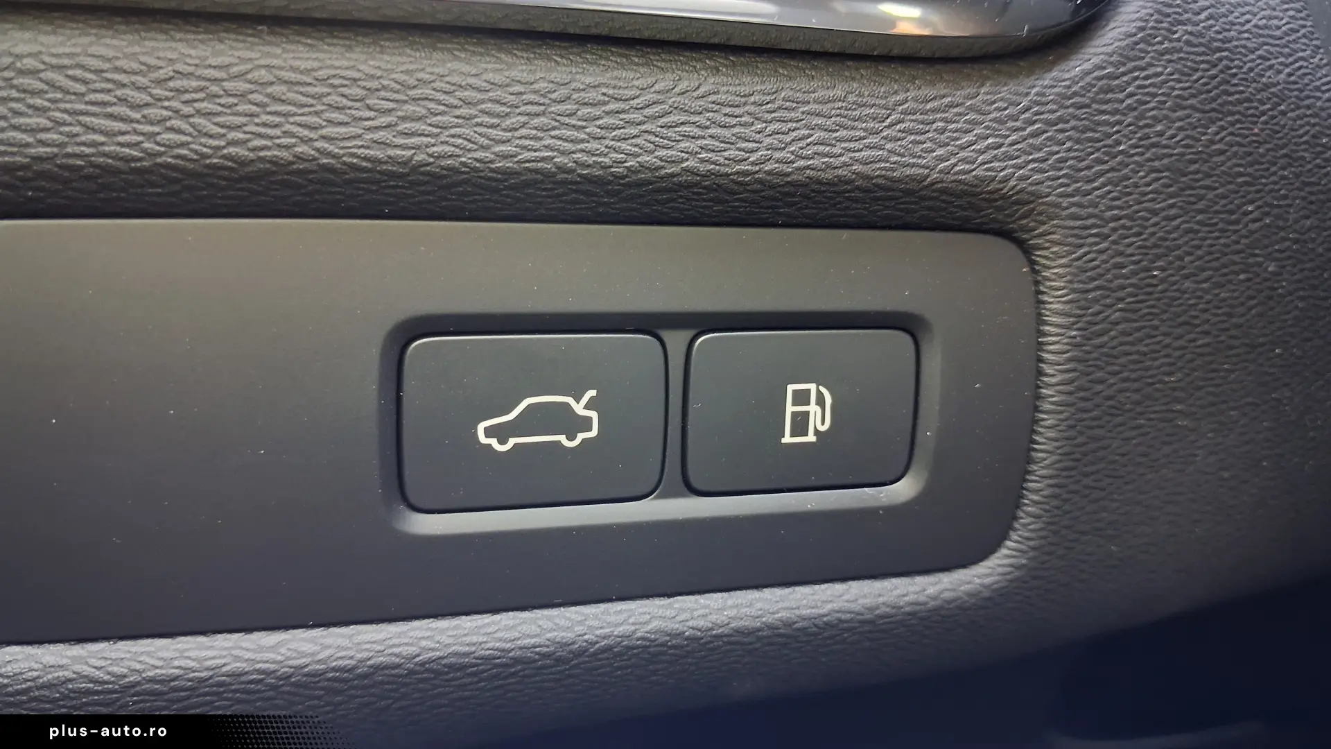 Volvo XC60 PLUS DARK T6 AT8 EAWD