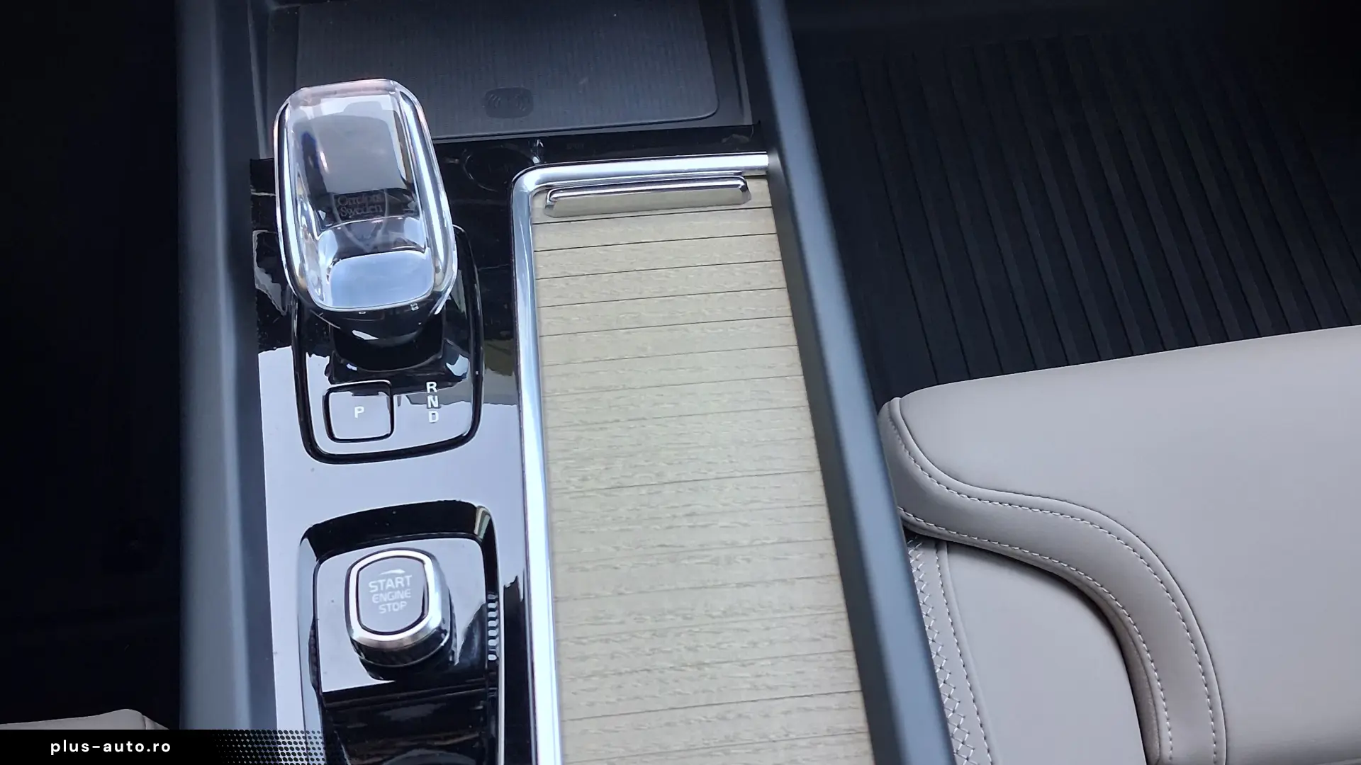 Volvo XC60 PLUS DARK T6 AT8 EAWD
