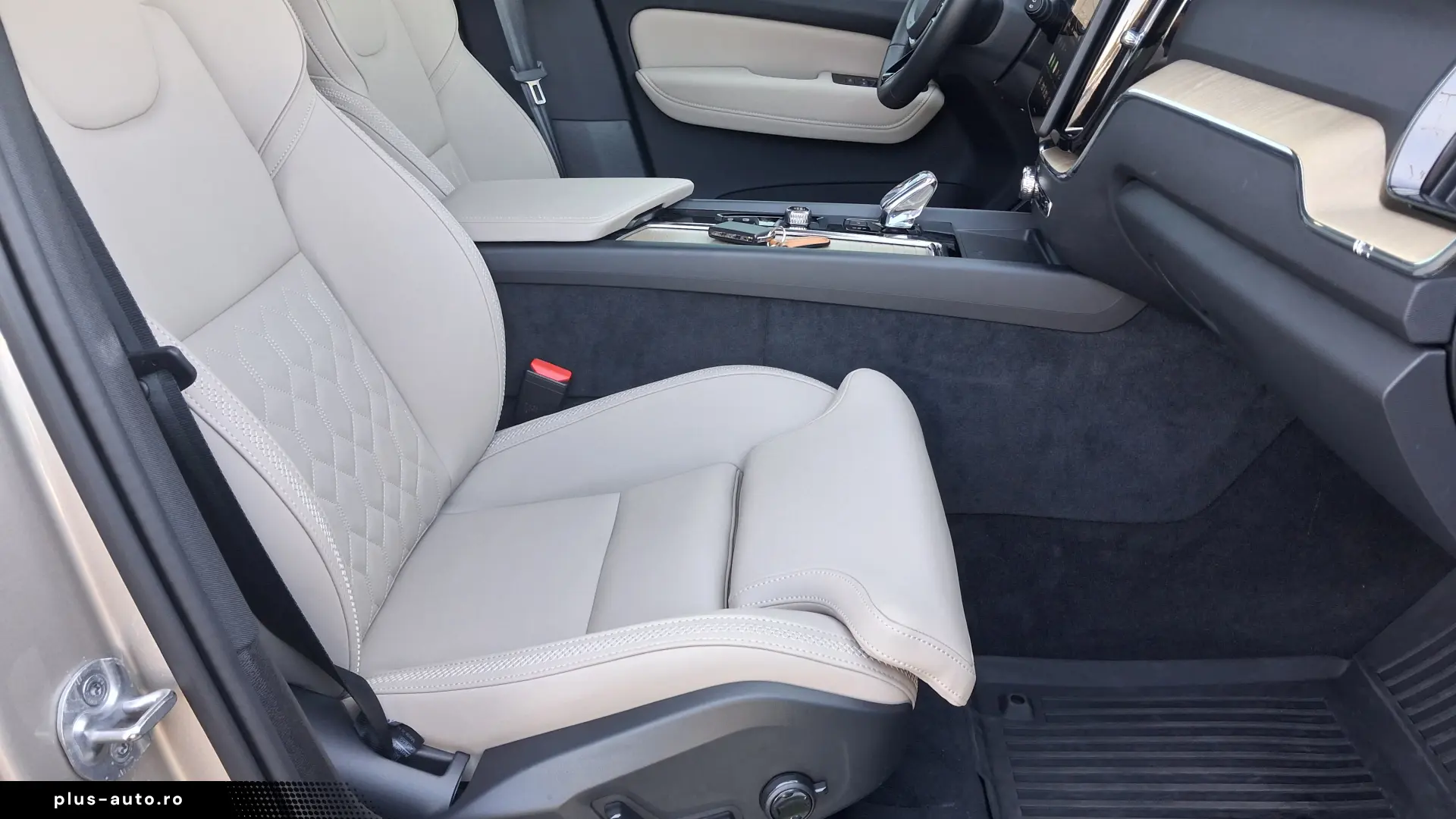Volvo XC60 PLUS DARK T6 AT8 EAWD