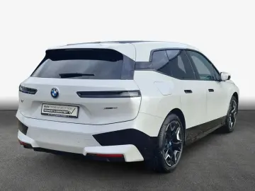 BMW iX xDrive40  AHK  PanoramaGlasdach  SHZ