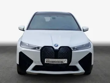 BMW iX xDrive40  AHK  PanoramaGlasdach  SHZ