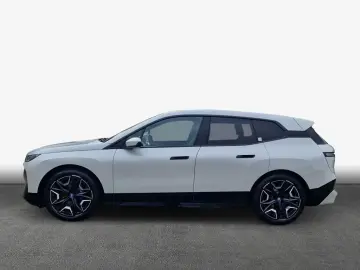 BMW iX xDrive40  AHK  PanoramaGlasdach  SHZ