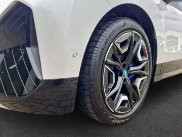 BMW iX xDrive40  AHK  PanoramaGlasdach  SHZ