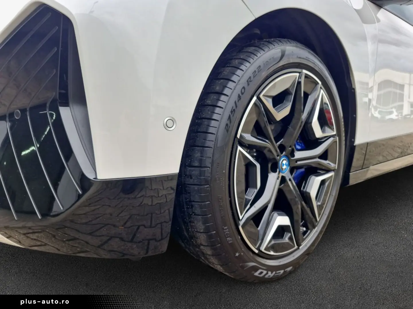 BMW iX xDrive40  AHK  PanoramaGlasdach  SHZ