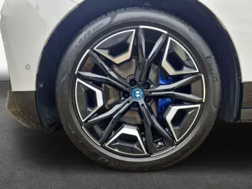 BMW iX xDrive40  AHK  PanoramaGlasdach  SHZ