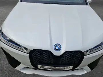 BMW iX xDrive40  AHK  PanoramaGlasdach  SHZ