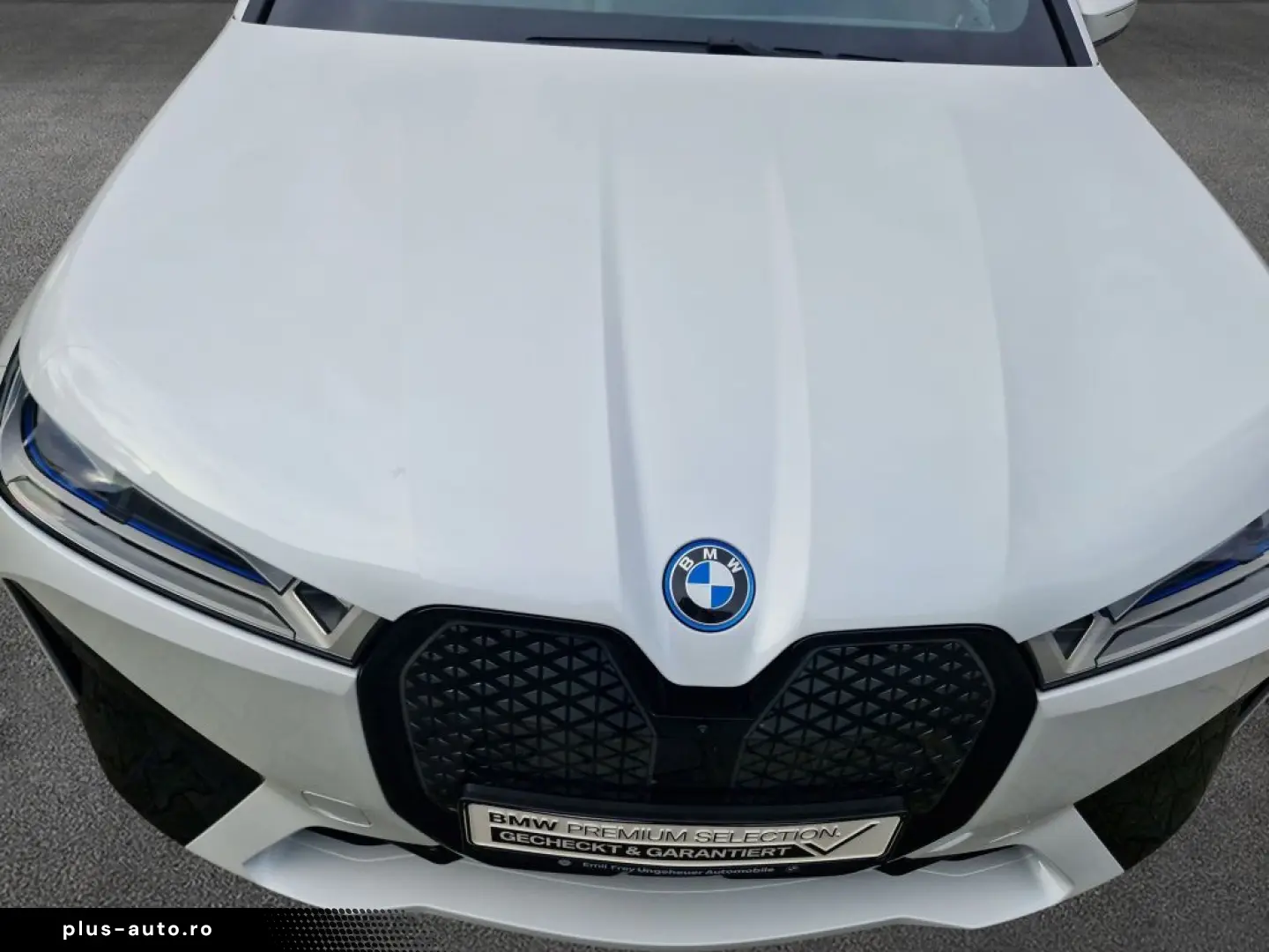 BMW iX xDrive40  AHK  PanoramaGlasdach  SHZ