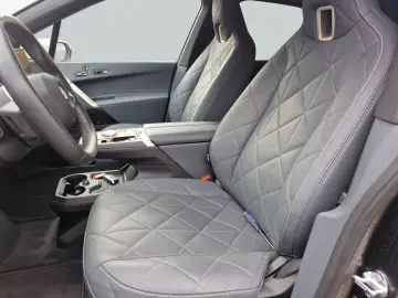 BMW iX xDrive40  AHK  PanoramaGlasdach  SHZ