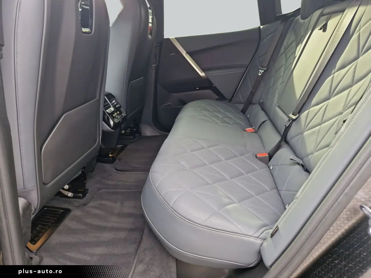 BMW iX xDrive40  AHK  PanoramaGlasdach  SHZ