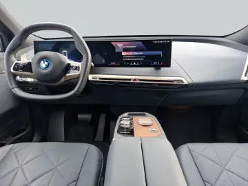 BMW iX xDrive40  AHK  PanoramaGlasdach  SHZ