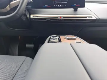 BMW iX xDrive40  AHK  PanoramaGlasdach  SHZ