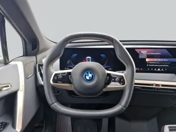 BMW iX xDrive40  AHK  PanoramaGlasdach  SHZ