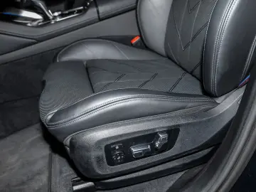BMW XM 50e ACC HUD 360 KAM RFK NAVI LED Laser Massag