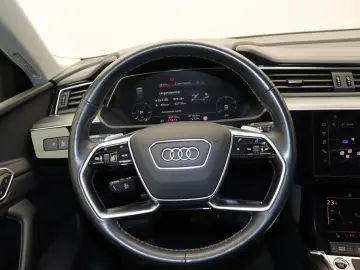 AUDI Q8 e-tron 50 e-tron quattro advanced LED Navi