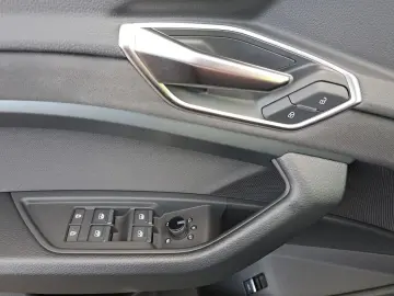 AUDI Q8 e-tron 50 quattro S line PANO MATRIX 21  KAM