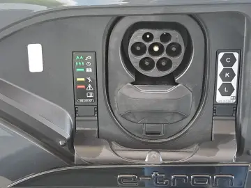 AUDI Q8 e-tron 50 quattro S line PANO MATRIX 21  KAM