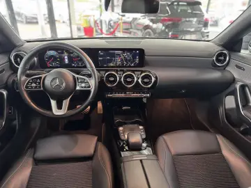 MERCEDES-BENZ CLA 180 Luxury DCT Kamera Navi LED