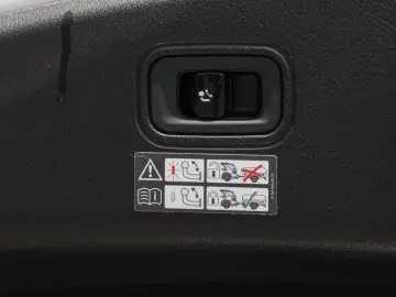 MERCEDES-BENZ CLE 300 e AMG-Sport Pano AHK DIGITAL M…