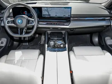 BMW 550e xDrive Touring M Sport HUD PANO ACC AHK LM