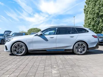 BMW 550e xDrive Touring M Sport HUD PANO ACC AHK LM