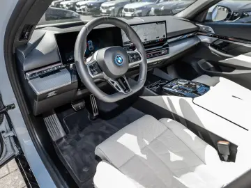 BMW 550e xDrive Touring M Sport HUD PANO ACC AHK LM