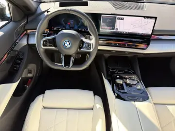 BMW 550e xDr T M SPORT PRO B&W Pano AHK Autobahn 360