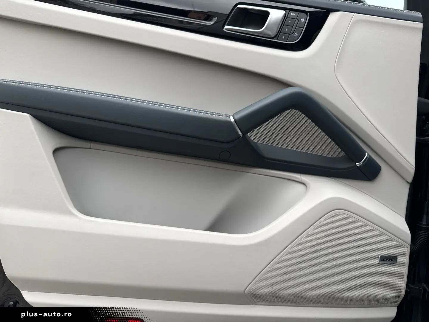 PORSCHE Cayenne Platinum Edition BOSE LED Pano 21