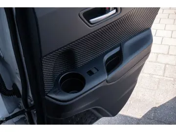 TOYOTA C-HR 2.0l Team D Hybrid Android-Auto Apple