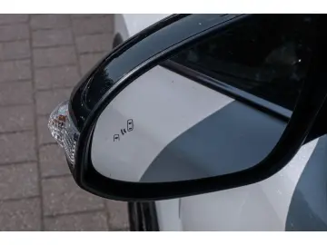 TOYOTA C-HR 2.0l Team D Hybrid Android-Auto Apple