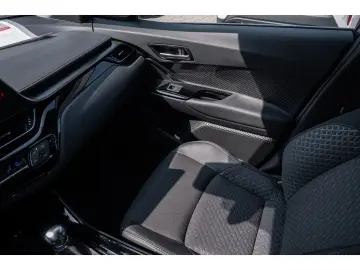 TOYOTA C-HR 2.0l Team D Hybrid Android-Auto Apple