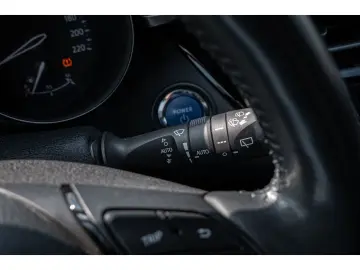 TOYOTA C-HR 2.0l Team D Hybrid Android-Auto Apple