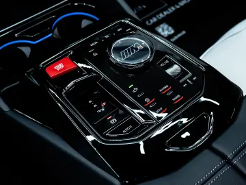 BMW M5 Carbon M Drive B&W